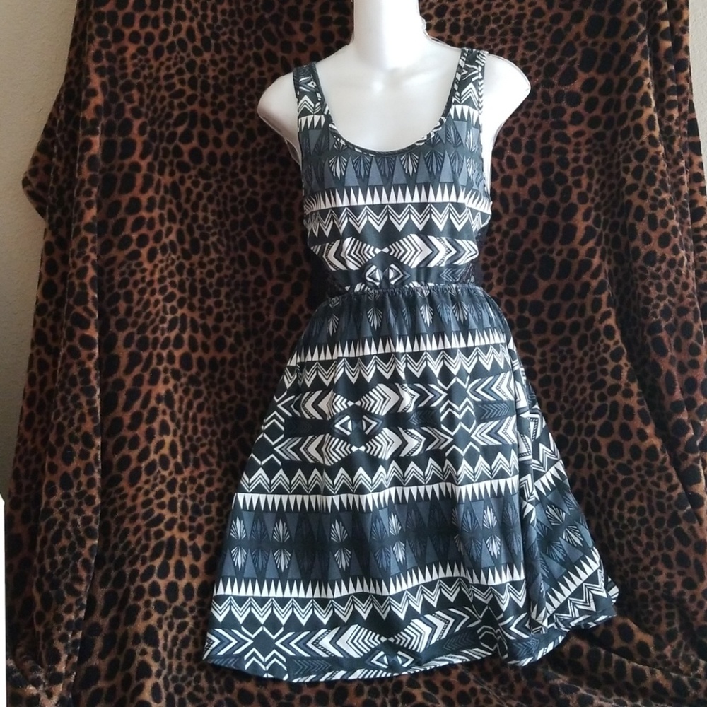 TRIBAL DRESS - Picture 1 of 5